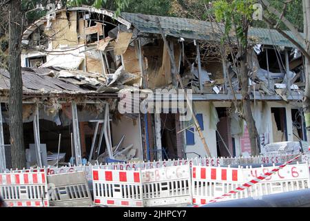 Non exclusif: DNIPRO, UKRAINE - 18 JUILLET 2022 - les conséquences de l'attaque de missile russe qui a eu lieu à la fin de vendredi, 15 juin, sont illustrées dans Banque D'Images