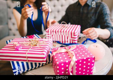 Couple emballer des cadeaux pour la famille et les amis Banque D'Images