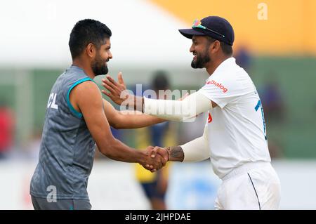 Galle, Sri Lanka. 20th juillet 2022. Dimuth Karunaratne, capitaine de l'équipe de cricket du Sri Lanka, se met à serrer les mains avec le capitaine de l'équipe de cricket du Pakistan Babar Azam, après que le Pakistan ait remporté le match de cricket de 1st entre le Sri Lanka et le Pakistan au stade international de cricket de Galle à Galle le le le 20th juillet 2022. Viraj Kothalwala/Alamy Live News Banque D'Images