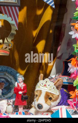 Les décorations non officielles pour le Jubilé de platine de la reine Elizabeth II comprennent une reine modèle de tissage et un corgi jouet doux portant un tiara. Banque D'Images