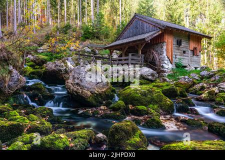 Rivière de montagne et moulin à eau dans la forêt d'automne d'Ausatria Banque D'Images