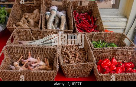 Légumes biologiques crus sains, légumes colorés dans des paniers en osier Banque D'Images