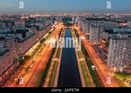 Générique lumineux rivière et rue quartier résidentiel dans la grande ville la nuit vue panoramique aérienne. Saint-Pétersbourg, Russie. Banque D'Images