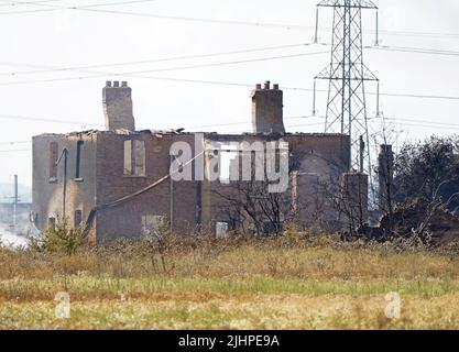 La scène après un incendie dans le village de Wennington, dans l'est de Londres, après que les températures ont atteint 40C au Royaume-Uni pour la première fois, car la chaleur étouffante a alimenté des incendies et des perturbations généralisées dans les transports. Date de la photo: Mercredi 20 juillet 2022. Banque D'Images