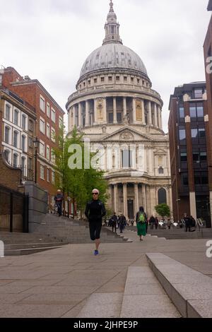 Londres, Royaume-Uni, mai 2022 : une femme qui se présente devant la cathédrale Saint-Paul, cathédrale Saint-Paul, foyer sélectif Banque D'Images