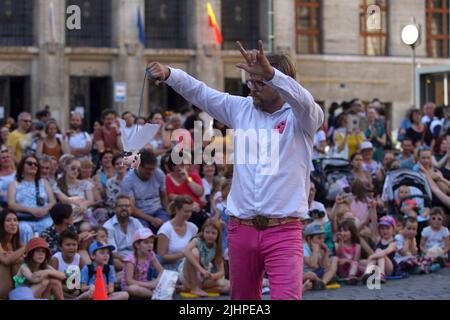 Prague, République tchèque. 19th juillet 2022. Un artiste se produit lors du Festival de théâtre de la rue de Prague 14th à Prague, en République tchèque, à 19 juillet 2022. Le festival d'une semaine, qui a vu plus de 40 spectacles d'artistes de plusieurs pays, a fermé mardi dans la capitale tchèque. Crédit: Dana Kesnerova/Xinhua/Alamy Live News Banque D'Images