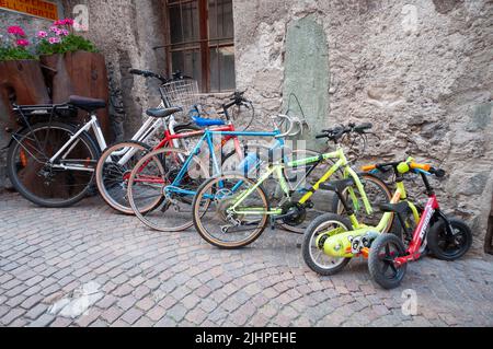 Italie, Lombardie, Valtellina, Bormio, rangée de vélos différents garés à l'extérieur Banque D'Images