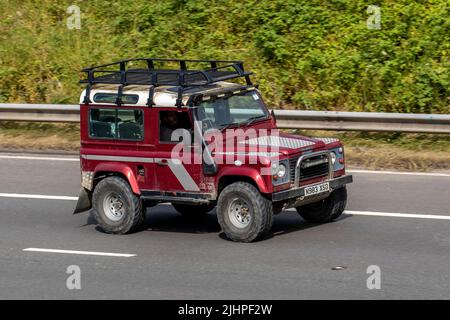 1996 90s années quatre-vingt-dix rouge LAND ROVER Defender HT TDI 95 ; sur l'autoroute M6, Manchester, Royaume-Uni Banque D'Images