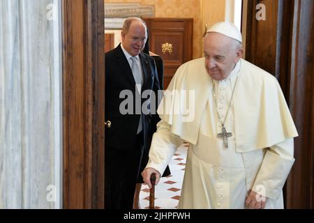 Vatican, Cité du Vatican, 20 juillet 2022. Le Prince Albert de Monaco et sa femme princesse Charlene rencontrent le Pape François lors d'un public privé au Vatican sur 20 juillet 2022. Photo de Vatican Media (EV)/ABACAPRESS.COM Banque D'Images