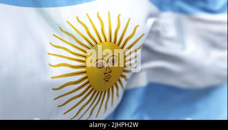 Vue rapprochée du drapeau national de la République Argentine. Pays sud-américain. Tribande horizontale bleu clair (haut et bas) et blanc avec Banque D'Images