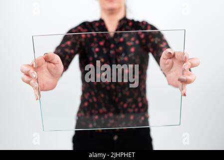 Femme professionnelle portant un T-shirt fleuri tenant un verre transparent et affichant des données de vente importantes. Femme avec bannière rectangulaire faisant la promotion du Banque D'Images