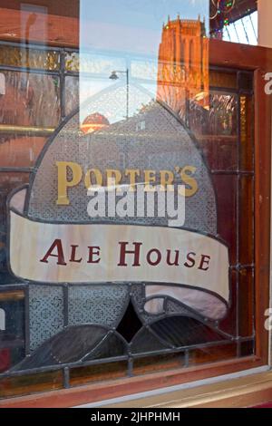 La fenêtre du pub traditionnel raisin, A Porters Ale House, 60 Roscoe Street , Liverpool, Merseyside, Angleterre, Royaume-Uni, L1 9DW, cathédrale reflétée Banque D'Images