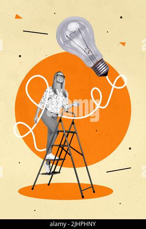 Montage vertical composite image de la mini fille positive noir effet blanc grimper échelle énorme ampoule isolée sur fond créatif