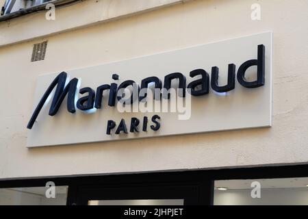 Bordeaux , Aquitaine France - 07 01 2022 : logo de la marque marionnaud paris boutique et texte du signe sur la façade entrée magasin de mode Banque D'Images