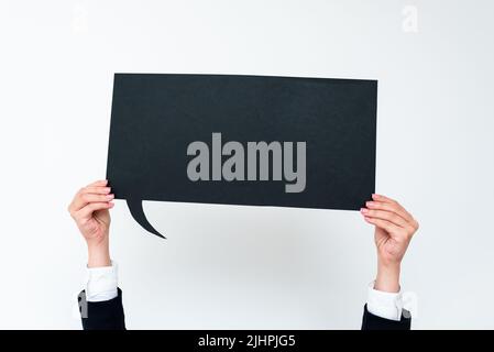 Femme d'affaires tenant une bulle de discours avec des messages importants. Femme présentant des informations de base sur le ballon de dialogue. Lady montrant les dernières mises à jour sur Banque D'Images