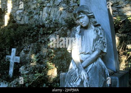 Gênes (Italie), cimetière monumental Staglieno, statues et tombes de style Liberty et Art déco Banque D'Images