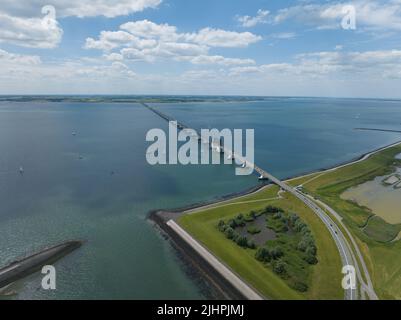Pont de Zeelandbridge à l'infini dans la vue aérienne de drone de distance. Partie de Delta fonctionne. Infrastructure néerlandaise holland Zeeland. Livraison du transport Banque D'Images