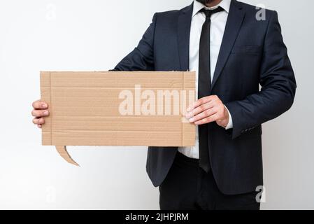 Homme d'affaires tenant la bulle du discours avec des messages importants. Homme en costume présentant des informations sur le ballon de dialogue. Gentleman montrant récent Banque D'Images