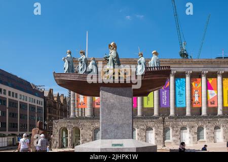 Une œuvre temporaire appelée Foreign Exchange par l'artiste Hew Locke remplace la statue de la reine Victoria sur la place Victoria, à Birmingham Banque D'Images