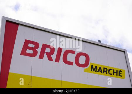 Bordeaux , Aquitaine France - 07 14 2022 : logo brico marche marque et texte enseigne sur la chaîne de façade murale Banque D'Images