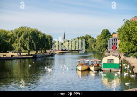Vue générale sur la rivière Avon traversant Stratford-upon-Avon par une journée ensoleillée. Banque D'Images