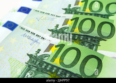 300 billets en euros en gros plan sur fond blanc Banque D'Images