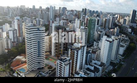 salvador, bahia, brésil - 19 juillet 2022: vista aerea de edificios residencias no bairro da Pituba na cidade de Salvador. Banque D'Images