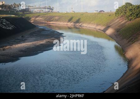 salvador, bahia, brésil - 19 juillet 2022 : vue sur un canal d'eaux usées sur la rivière Camurujipe dans la ville de Salvador. Banque D'Images