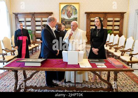 Vatican, Vatican. 20th juillet 2022. Italie, Rome, Vatican, 2022/07/20 le pape François rencontre le prince Albert II de Monaco et sa femme la princesse Charlene lors d'un auditoire privé au Vatican. Photographie de Vatican Mediia/Catholic Press photo/Hans Lucas. LIMITÉ À UNE UTILISATION ÉDITORIALE - PAS DE MARKETING - PAS DE CAMPAGNES PUBLICITAIRES. Crédit : Agence photo indépendante/Alamy Live News Banque D'Images