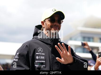 Photo du dossier datée du 03-07-2022 de Lewis Hamilton, qui ne prendra pas part à la première pratique du Grand Prix de France vendredi, avec le pilote de réserve Nyck de Vries derrière le volant de sa Mercedes à la place. Date de publication : mercredi 20 juillet 2022. Banque D'Images