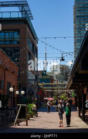 Visiteurs et touristes marchant le long de Tank House Lane dans le Distillery District, une attraction importante à Toronto, Ontario, Canada. Banque D'Images