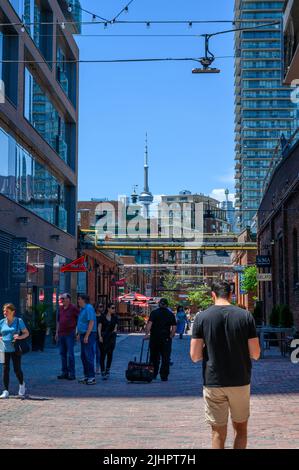 Visiteurs et touristes marchant le long de Tank House Lane dans le Distillery District, une attraction importante à Toronto, Ontario, Canada. Banque D'Images