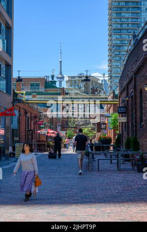 Visiteurs et touristes marchant le long de Tank House Lane dans le Distillery District, une attraction importante à Toronto, Ontario, Canada. Banque D'Images