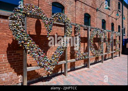 Un coeur et le mot amour se sont envolées avec des écluses d'amour par Matthew Rosenblatt dans Distillery District, Toronto, Ontario, Canada. Banque D'Images