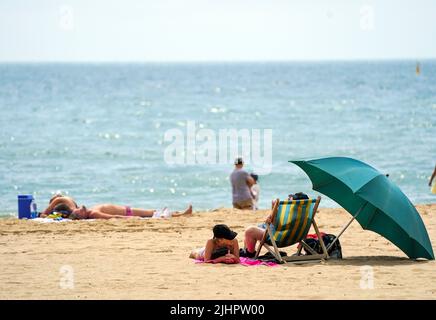 Les gens qui apprécient le temps chaud sur la plage de Bournemouth après que les températures ont dépassé 40C au Royaume-Uni pour la première fois. Date de la photo: Mercredi 20 juillet 2022. Banque D'Images