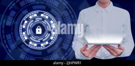 Femme d'affaires tenant une tablette par le Shield Protected Lock futuriste présentant la technologie moderne. Femme élégante présente des idées pour les données et le réseau Banque D'Images