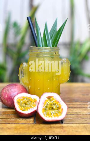 Thé aux fruits de la passion sur une table en bois Banque D'Images