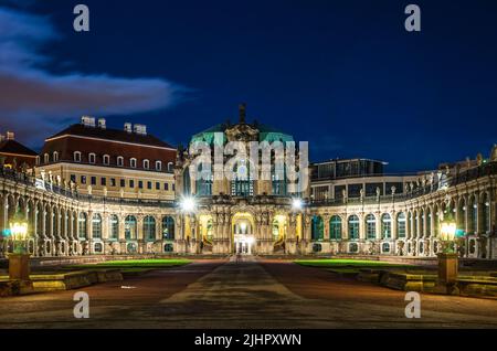 Dresde, Saxe, Allemagne - 27 décembre 2012: Scène nocturne en face du Pavillon Carillon dans la cour du Zwinger de Dresde. Banque D'Images