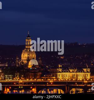 Vue sur la silhouette de la vieille ville historique de Dresde, Saxe, Allemagne dans la soirée. Banque D'Images