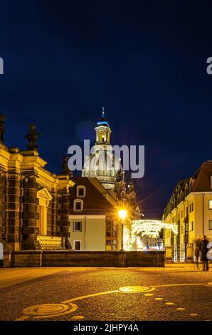 Dresde, Saxe, Allemagne - 27 décembre 2012 : vue nocturne de l'église Frauenkirche de renommée mondiale. Banque D'Images