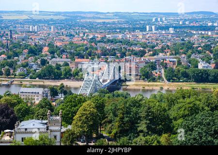 Dresde, Saxe, Allemagne: Vue du district d'Oberloschwitz au sud jusqu'au district de Loschwitz jusqu'au pont Blue Wonder au-dessus de l'Elbe. Banque D'Images