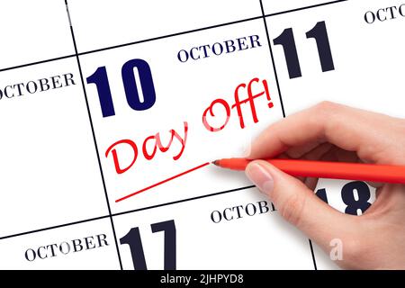 10th jour d'octobre. Écrire du texte à la main LE JOUR de la journée et dessiner une ligne à la date du calendrier le 10 octobre. Concept de planification des vacances. Automne mois, jour du yea Banque D'Images
