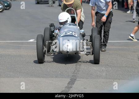 Un moteur argent Cooper Mk8 numéro 225, 500cc, est poussé à la ligne de départ à l'événement de nostalgie classique de Shelsey Walsh en juillet 2022 Banque D'Images