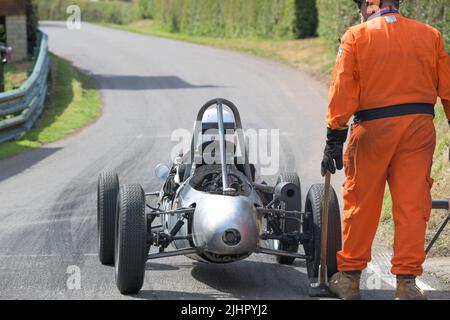 Un Cooper argent Mk8 numéro 225, 500cc moteur, à la ligne de départ à l'événement de nostalgie classique de Shelsey Walsh en juillet 2022, montée de colline avec un maréchal Banque D'Images