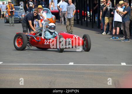 Un moteur rouge Cooper Mk 11 numéro 227, 998Scc, a été poussé à la ligne de départ lors de l'événement de nostalgie classique de Shelsey Walsh en juillet 2022 Banque D'Images