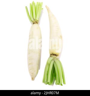 Radis daïkon isolés sur fond blanc. Banque D'Images