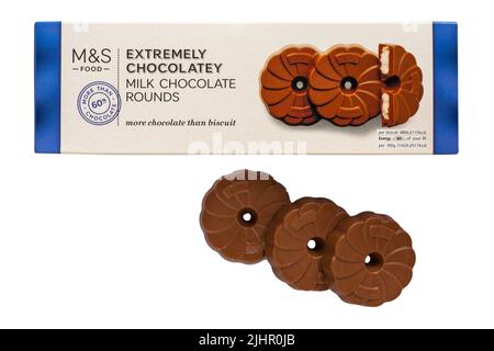 Paquet de biscuits Extremely Chocolatey Milk Chocolate Rounds de M&S avec trois biscuits retirés isolés sur fond blanc Banque D'Images