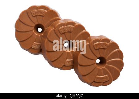 Trois 3 biscuits Extremely Chocolatey Milk Chocolate Rounds de M&S isolés sur fond blanc Banque D'Images