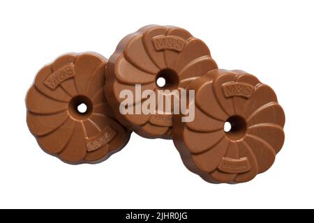 Trois 3 biscuits Extremely Chocolatey Milk Chocolate Rounds de M&S isolés sur fond blanc Banque D'Images