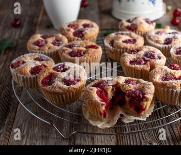 Dessert à la cerise aigre avec des muffins frais sur une grille de refroidissement, Banque D'Images